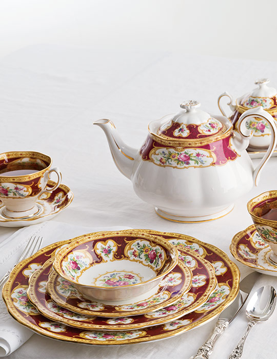 The Complete Table: Bold and Elegant