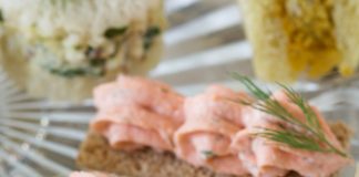 Dilled Salmon Mousse Canapés