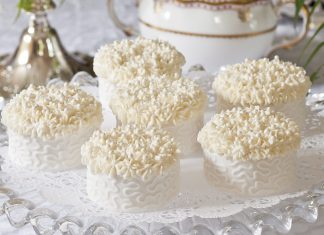 Pearls and Lace Cakes