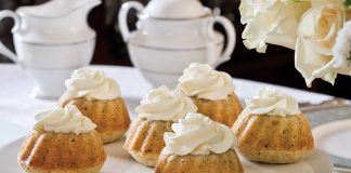 Black Tea and Anise Mini Fluted Cakes