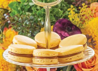 Golden Macarons with Dulce de Leche