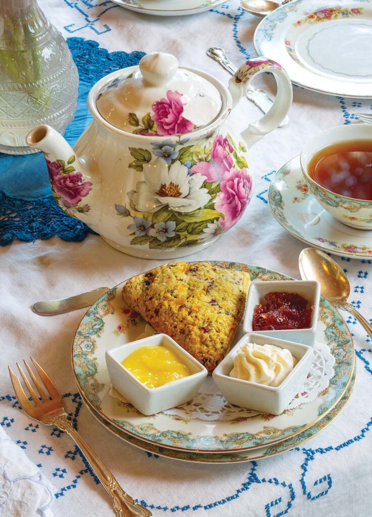 Tender scones, served with the appropriate condiments, will surely please guests.