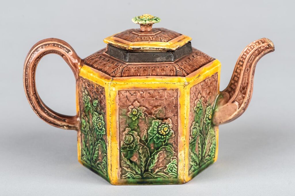 Circa 1765 earthenware chinoiserie teapot, probably made in Staffordshire.