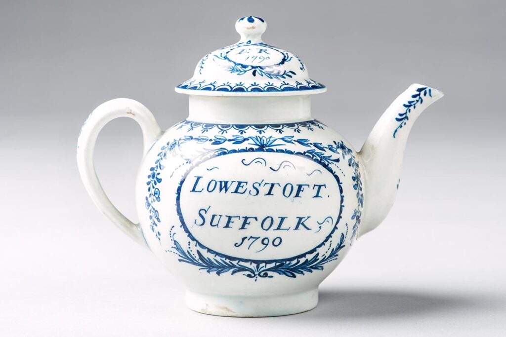 1790 Lowestoft Porcelain Pottery teapot.