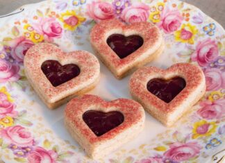 Apricot-Spelt Linzer Cookies